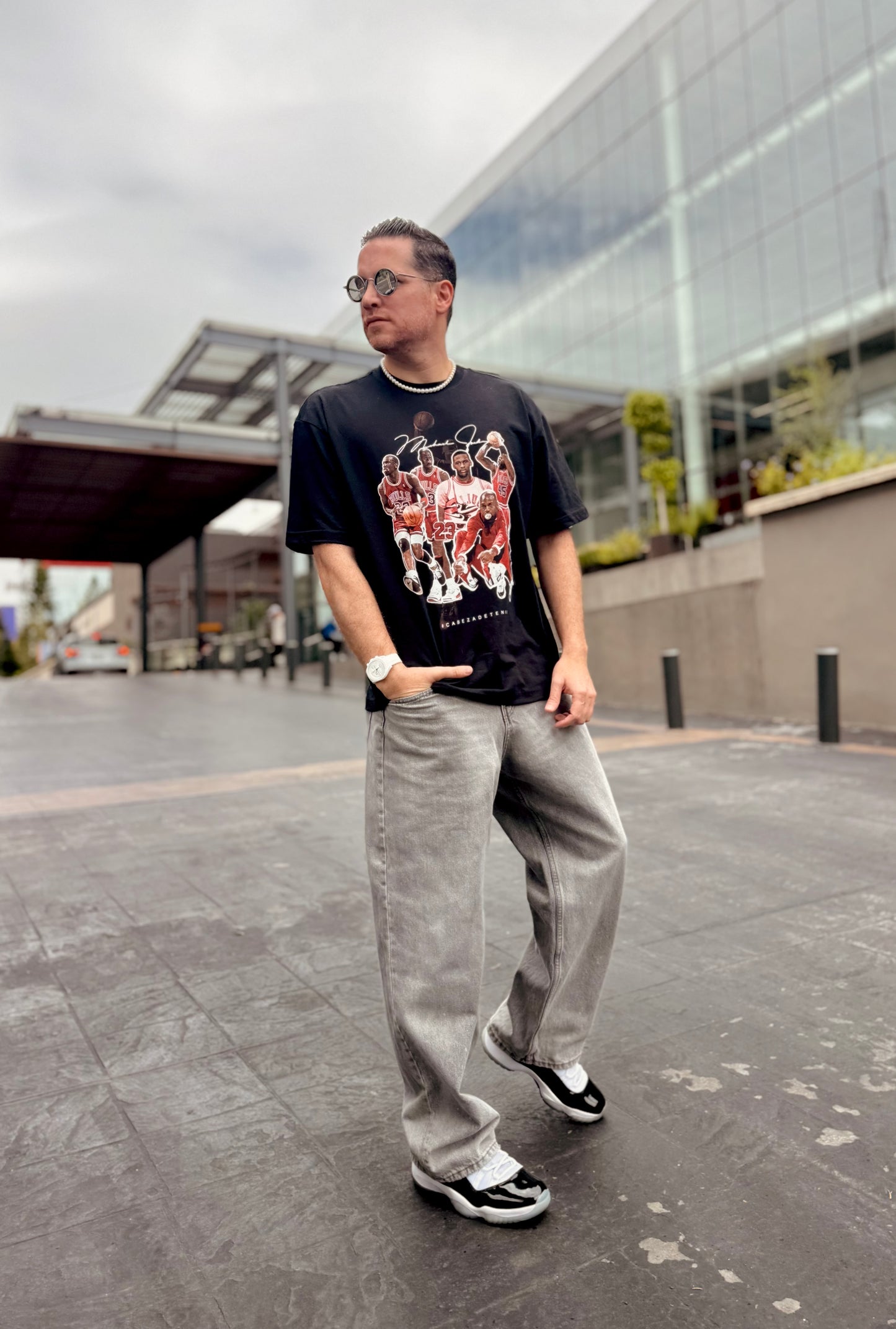 Modelando de frente la Playera de Jordan tipo Oversize gruesa de 220 g y 100% algodon.