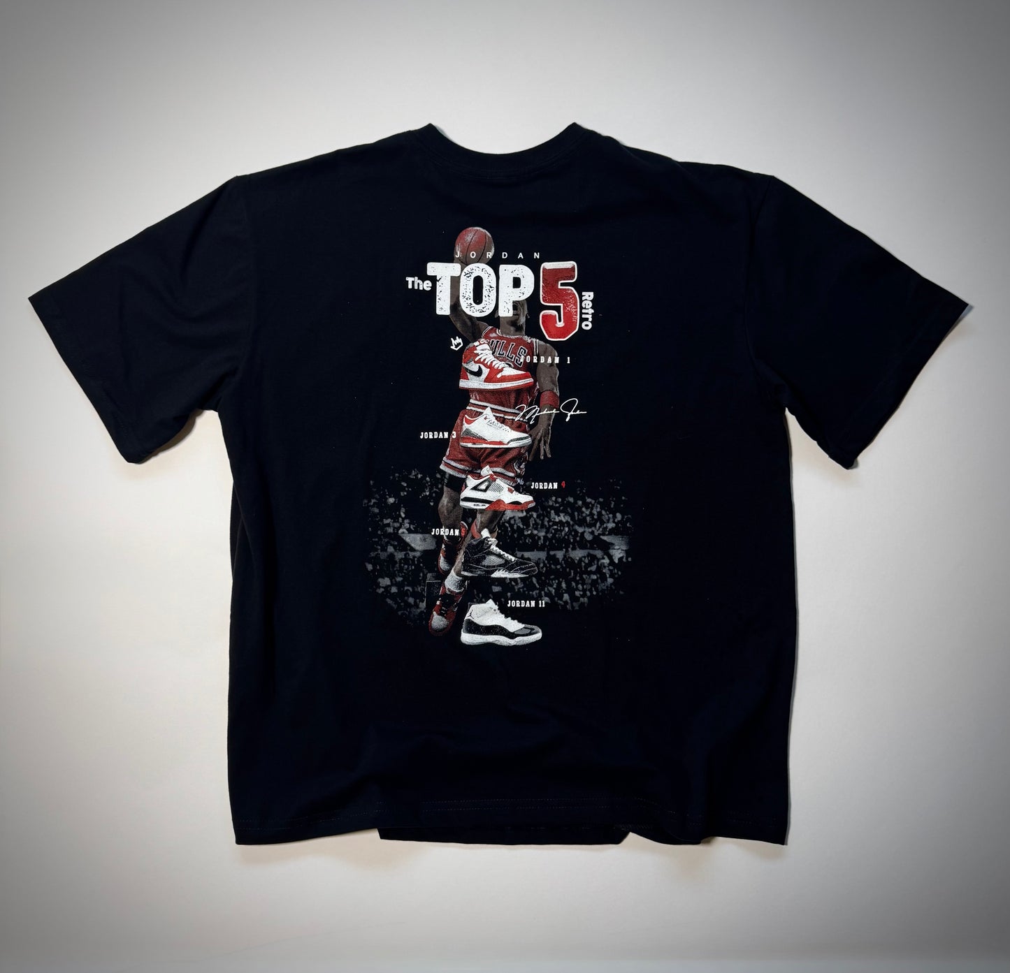 Espalda de Playera negra tipo vintage con collage de los Top 5 modelos de Jordan en diseño retro