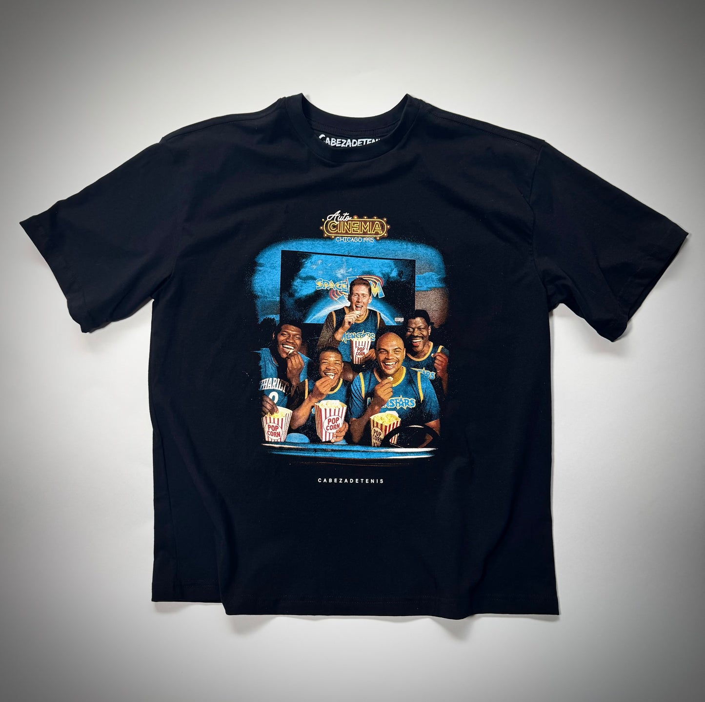 Frente de Playera negra tipo vintage con collage de Space Jam y Jordan en diseño retro.