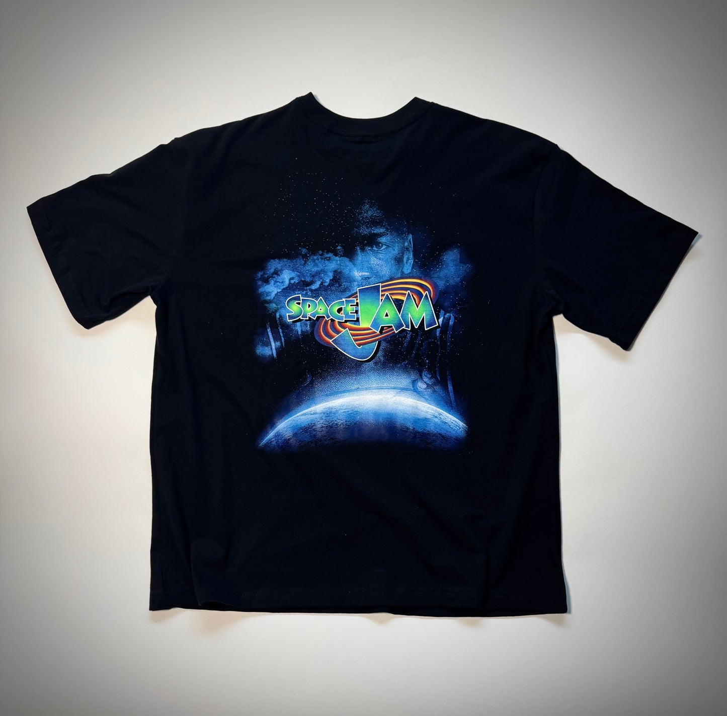 Espalda de Playera negra tipo vintage con collage de Space Jam y Jordan en diseño retro.