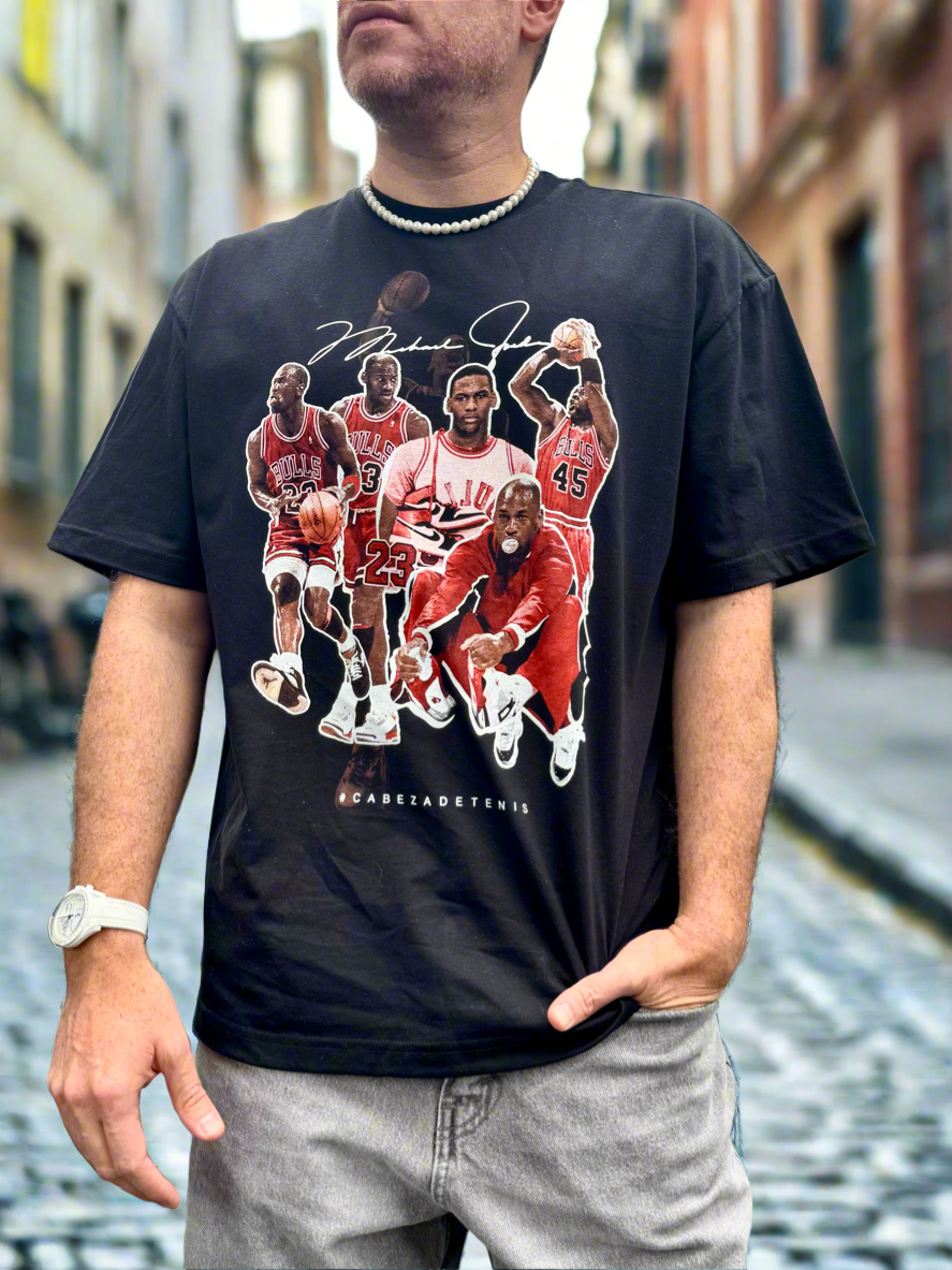 Modelando de frente la Playera de Jordan tipo Oversize gruesa de 220 g y 100% algodon.