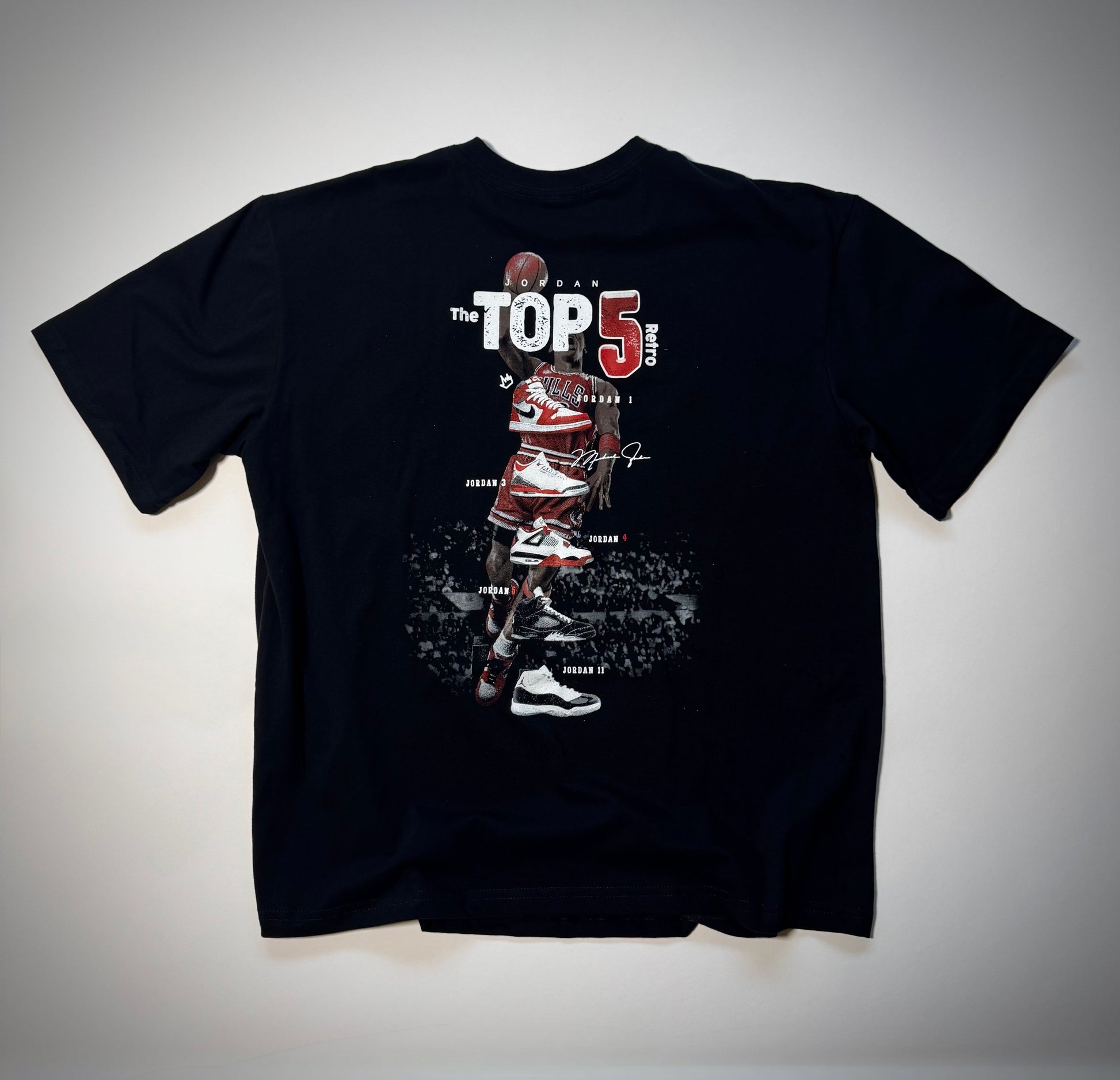 Espalda de Playera negra tipo vintage con collage de los Top 5 modelos de Jordan en diseño retro