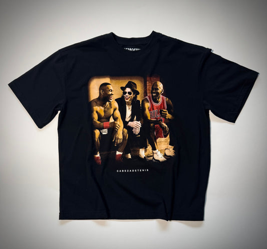 Frente de Playera negra tipo vintage con con los 3 Michaels, Jordan, Jackson y Mike Tyson en diseño retro.
