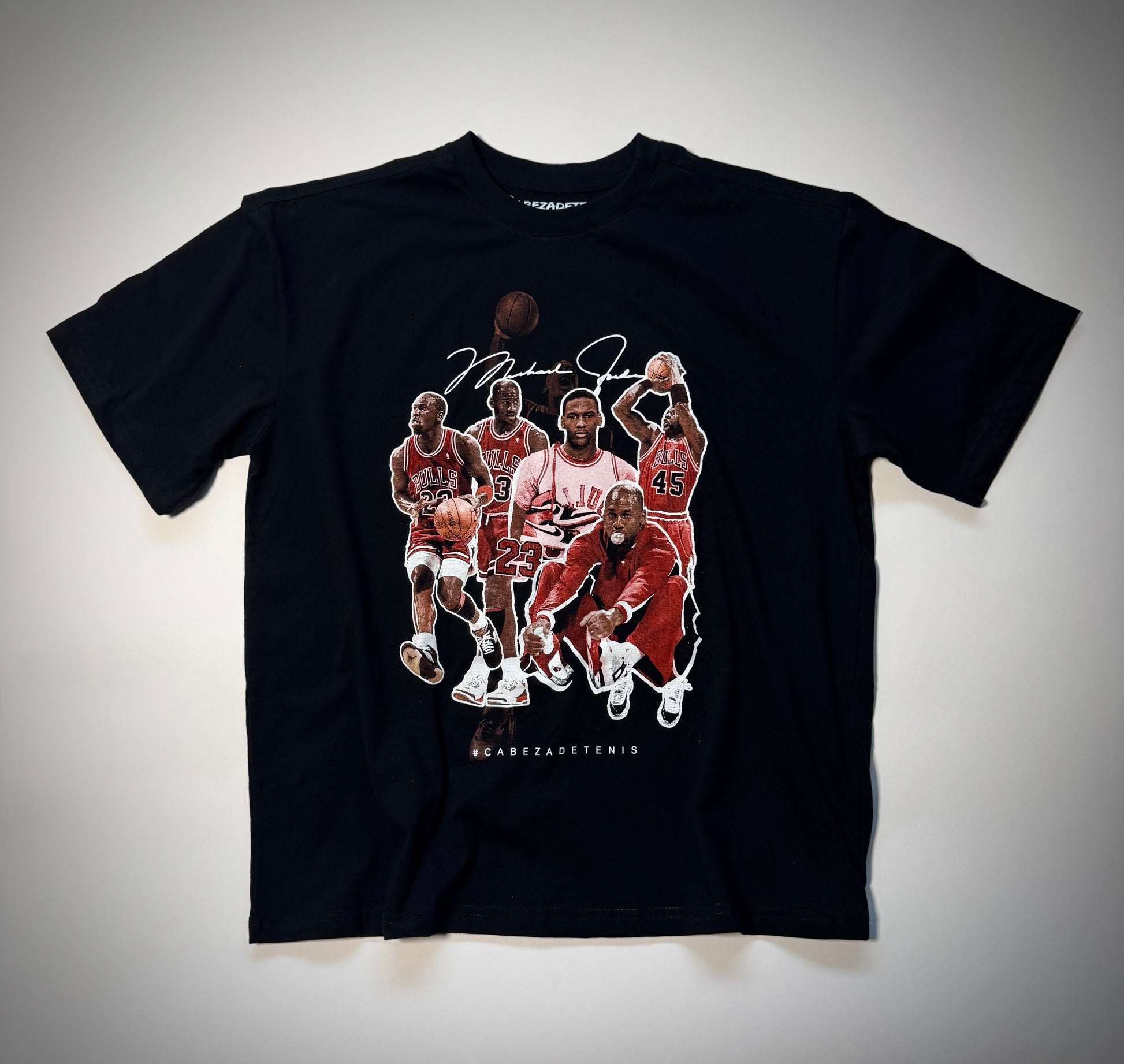 Frente de Playera negra tipo vintage con collage de los Top 5 modelos de Jordan en diseño retro