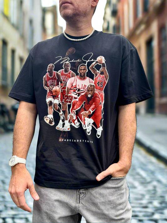 Modelando de frente la Playera de Jordan tipo Oversize gruesa de 220 g y 100% algodon.