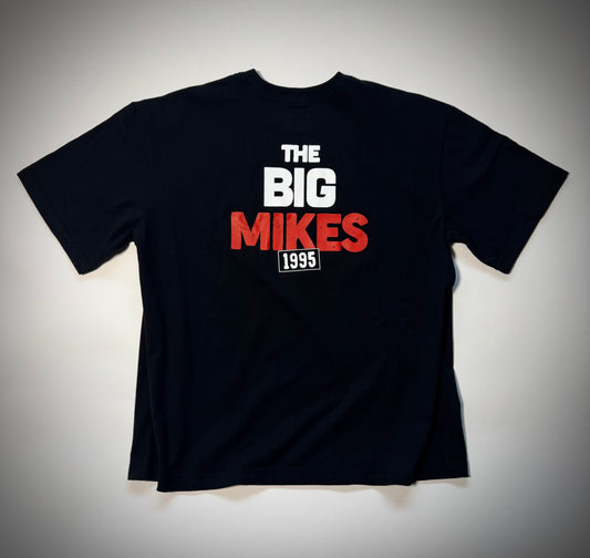 Espalda de Playera negra tipo vintage con con los 3 Michaels, Jordan, Jackson y Mike Tyson en diseño retro.